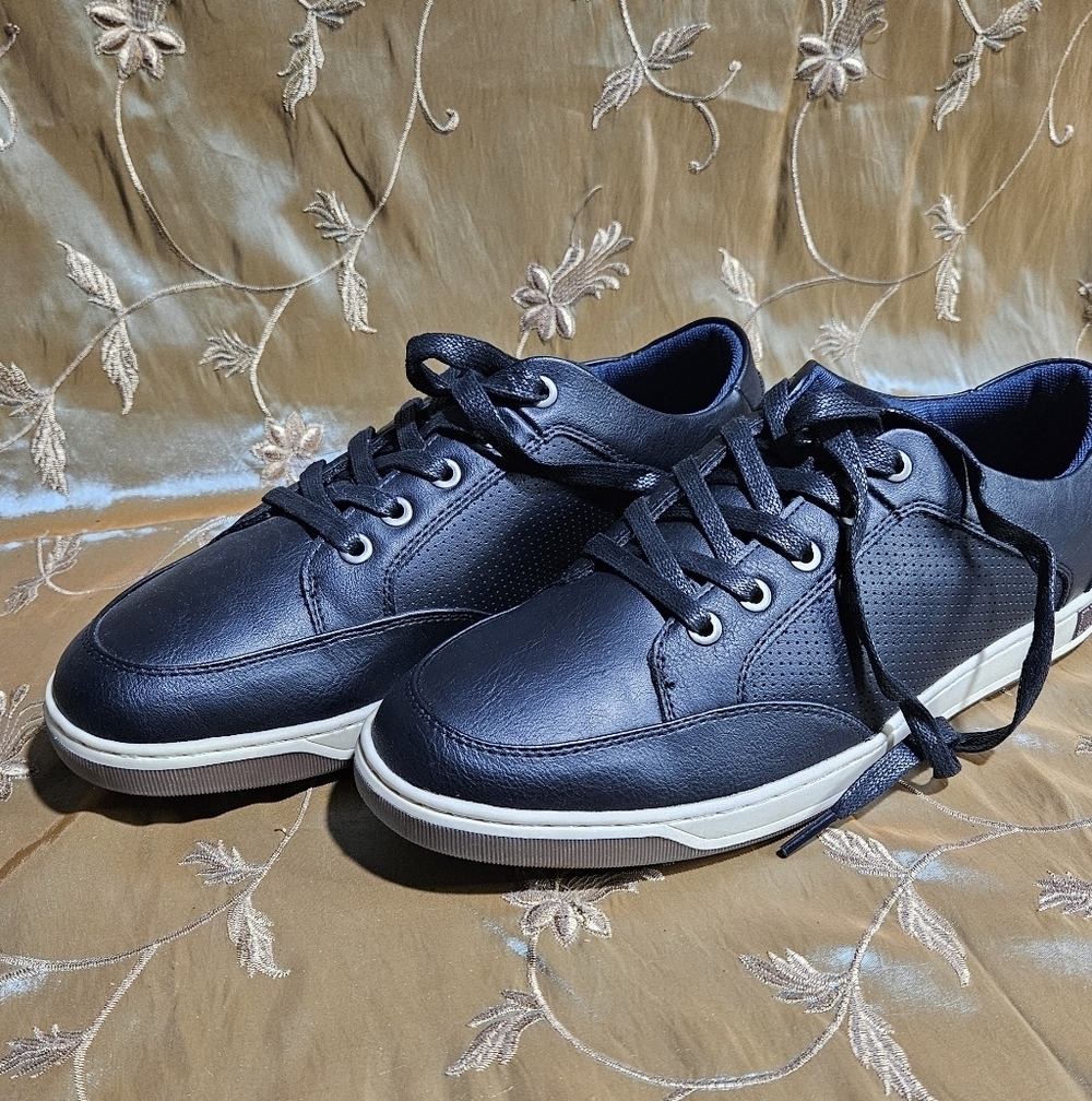 Men's Black Leather Casual Sneakers - Picture 6 of 17